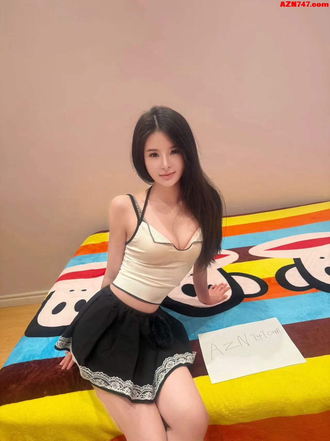 清纯初恋依依 高颜值曼妙身材. 天生丽质. 瓜子脸大眼睛 01